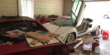 У гаражі пенсіонерки виявили занедбані суперкари Ferrari та Lamborghini 80-х (фото)
