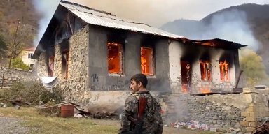 Страх и ненависть в Карабахе. Почему уезжая, армяне сжигают свои дома и выкапывают предков из могил