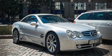 У Києві помічено рідкісний спорткар Mercedes 2000-х з ексклюзивним тюнінгом (фото)