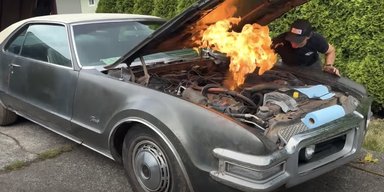 Розкішне американське авто 70-х завелося та поїхало після 44 років у гаражі (відео)