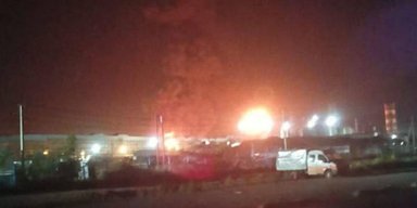 У Ростовській області Росії палає НПЗ: у мережі повідомляють про атаку БпЛА (відео)