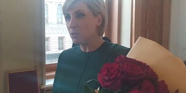 Верещук вийшла з зали Ради з квітами та пояснила, як звільнити Крим і Донбас