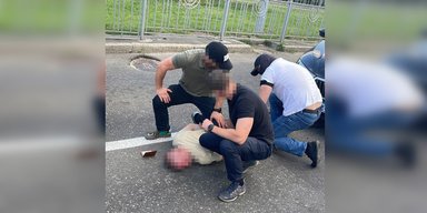 Вывозил мужчин из Украины за $10 тыс: ГБР задержало киевского военкома-взяточника (видео)