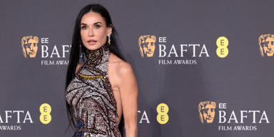 62-летняя Деми Мур появилась на BAFTA-2025 в ослепительном платье (фото)