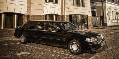 Раритет із 90-х: у Києві помітили рідкісний шестидверний лімузин Volvo (фото)