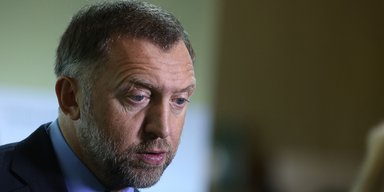 Работать по 12 часов 6 дней в неделю: российский олигарх предлагает "спасать" экономику РФ