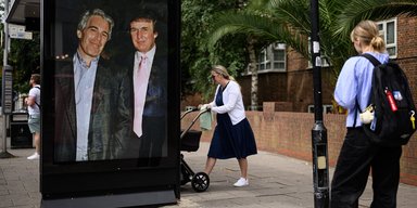 На пороге резиденции короля Чарльза разместили огромное фото Трампа с Эпштейном (видео)