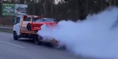 У Києві на евакуаторі загорівся ексклюзивний суперкар McLaren за $300 000 (відео)