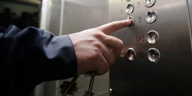 Чудом выжил: в Киеве мужчина упал в шахту лифта и пролетел 4 этажа (фото)