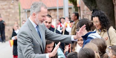 Женщина попросила короля Испании подписать справку для дочери: его реакция стала вирусной в сети