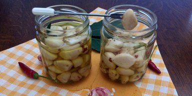 Маринованный чеснок: простая заготовка, которую можно приготовить дома