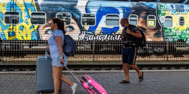Украинцы продолжают мигрировать за границу: сколько людей потеряет страна в 2025 году