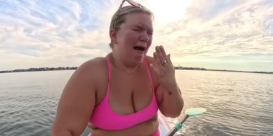 Не смогла сдержать слез: женщина плавала на доске и увидела тень в воде (видео)