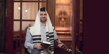 Счастливый Малый. Что привело лидера группы "Токио" на Майдан и в синагогу