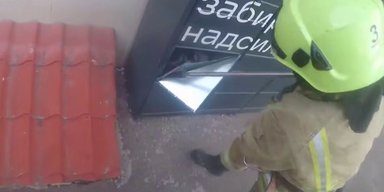 Спасатели взломали почтомат в Ровно, чтобы достать оттуда девушку (видео)