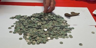 Обеспечил себя до конца жизни: мужчина нашел сокровища возрастом 2000 лет (фото)