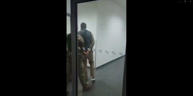 Повели в наручниках: украинского боксера Александра Усика задержали в Кракове (видео)