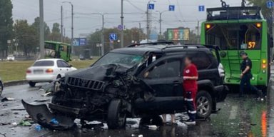 У Харкові Prado зі швидкістю 140 км/год влетів у тролейбус: постраждали 8 людей (фото)