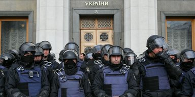 Игра с землей. Три инициативы Зеленского, которые могут вывести людей на улицу