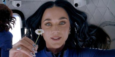Політ на Blue Origin: у мережі висміяли Кеті Перрі, яка недоречно "цілувала землю" (відео)