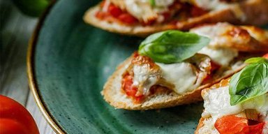 Быстрый и вкусный завтрак: рецепт горячих бутербродов с курицей и сыром