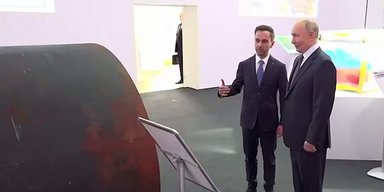 "Каждый может залезть": Путину показали трубу из Суджи, по которой россияне попали в город (видео)