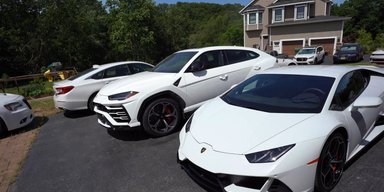 На аукцион выставили огромную коллекцию люксовых авто скандального блогера (фото)