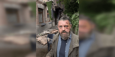 Упав разом з бетоном: у Києві обвалився балкон, на якому стояв американський режисер (відео)