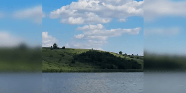 Украинка показала всеми забытое село с большим озером, где нет людей (фото, видео)