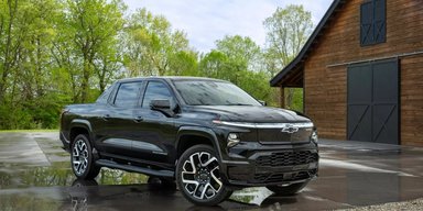 Новий пікап Chevrolet навчили їздили боком (відео)