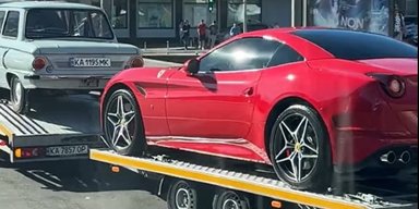 Город контрастов: в Киеве заметили автовоз с раритетным Ferrari и "Запорожцем" (фото)