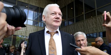 Пошел на сделку с США: Джулиан Ассанж официально вышел на свободу (видео)