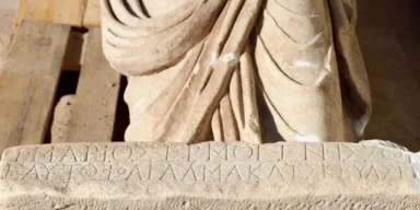 Нашли там, где не ждали: археологи раскопали римскую статую в "самом святом городе" (фото)