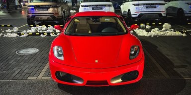 У Києві серед зими помітили швидкісний суперкар Ferrari (фото)