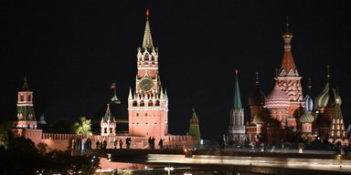 Москву атакуют дроны: власти заявляют о "сбитии" десятков БпЛА и падении обломков