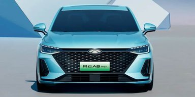 Chery представили стильный гибридный седан с запасом хода 1400 км (фото)