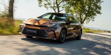 В Україні стартували продажі нової Toyota Camry 2024: комплектації та ціни (фото)