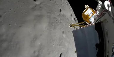 Історична посадка на Місяць: приватний модуль приземлився, але щось пішло не так (відео)