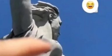 "Прощупала" грудь Родины-матери: россиянку задержали за осквернение памятника (видео)