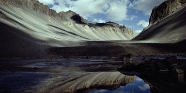 В этом озере вода не замерзает даже при -50 градусов: где оно находится (фото)