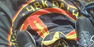 Викинув на смітник: у Криму український патріот зірвав прапор ПВК "Вагнер" на горі Ай-Петрі (фото)