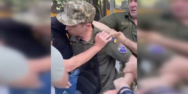 Чоловік намагався втекти від військових у Дніпрі: у ТЦК пояснили, що насправді відбулось (відео)