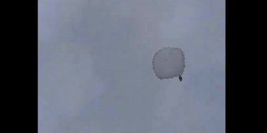 Польские десантники во время учений залетели в село и запутались в проводах (видео)