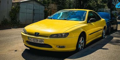 Французький Ferrari: у Києві помітили рідкісний спортивний Peugeot 90-х (фото)