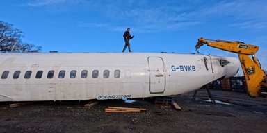 Мужчина хочет закопать Boeing 737 в своем саду, чтобы превратить его в ядерный бункер (видео)