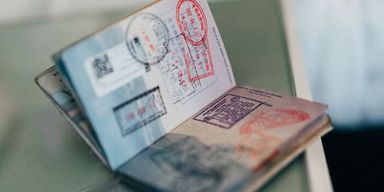 Мать с двумя детьми не пустили в самолет, когда увидели ее паспорт: что произошло (фото)
