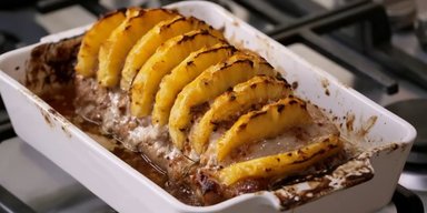 Запеченная свинина с ананасами: рецепт праздничного блюда