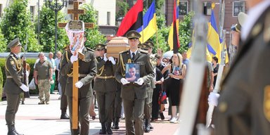 Спас четырех побратимов от 20 россиян: в Умани простились с командиром 110-й ОМБр (фото)