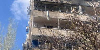 В Запорожье КАБ влетел в многоэтажку: есть раненые и погибшая (видео, фото)