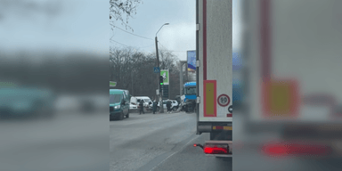 Світла немає тиждень: в Одесі люди заблокували дорогу, — соцмережі (відео)